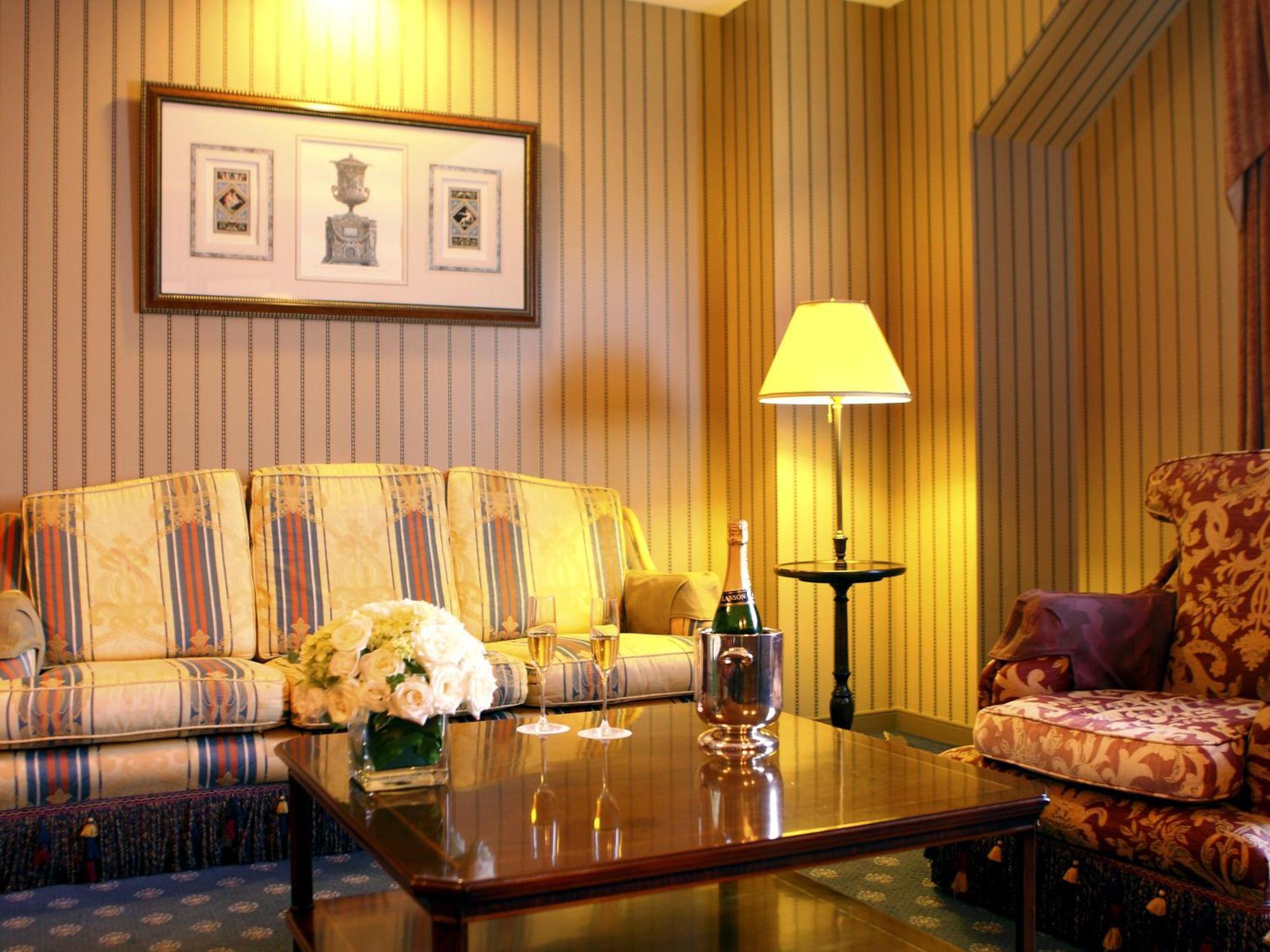 Hotel Den Haag Huis Ten Bosch Sasebo Extérieur photo The interior of a suite at the Ritz
